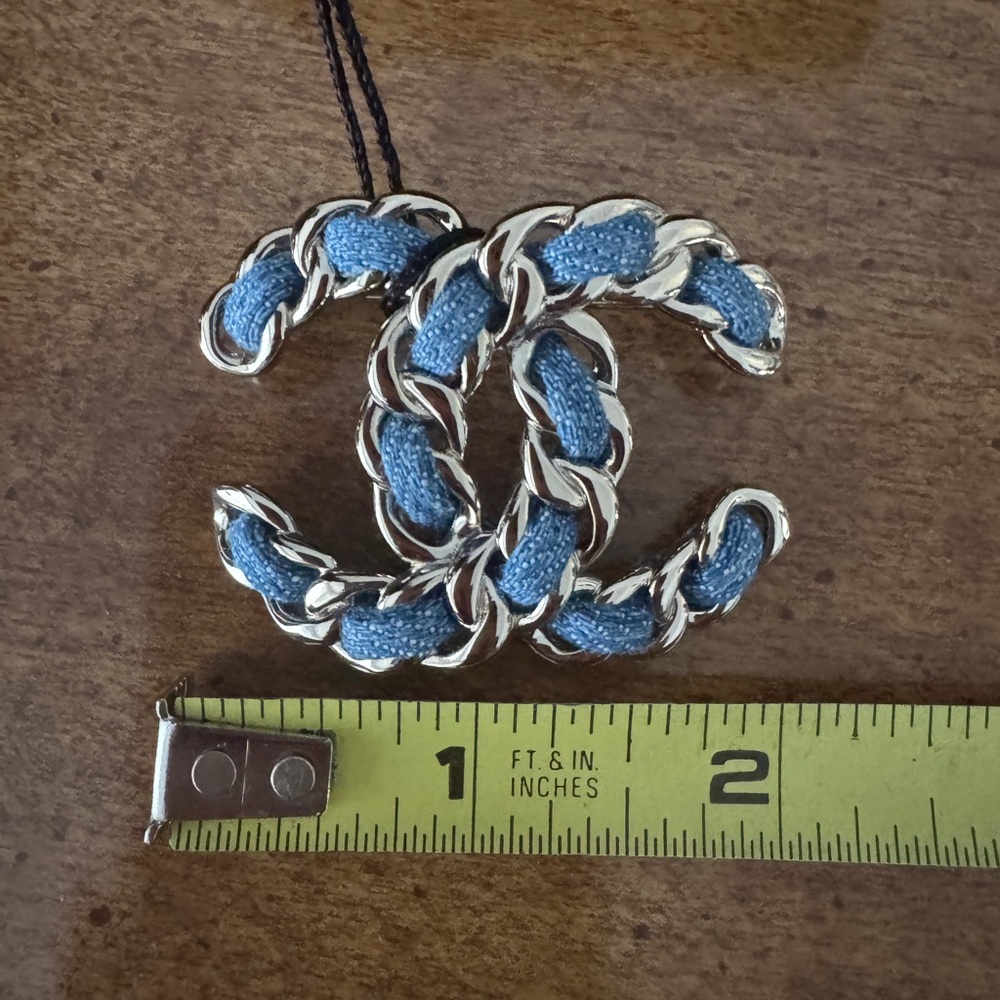 CHANEL Silver and Blue Brooch - Picture 5 of 6
